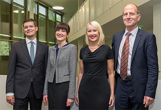 Die Promotionspreisträger/innen  Dr. Tobis Kreilos, links,(Physik), Dr. Sonja Czekaj (Medienwissenschaften) und Dr. Simone Dudda (Zahnmedizin) nahmen ihre Auszeichnung aus den Händen von Uni-Vizepräsident Prof. Dr. Michael Bölker entgegen. Auf dem Foto fehlt Dr. Petru Cioica-Licht (Mathematik). Foto Markus Farnung