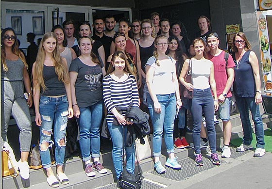 Schülergruppe der Kaufmännischen Schulen vor einem der Vorlesungsgebäude der THM. foto nn