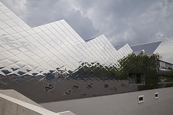 Ebenso schillerdn wie die Dachverkleidung des Erwin-Piscator-Haus sind die Zahlenwerke des Magistrats zu den Baukosten für di eneue Marburger Stadthalle. Sternbald-Foto Hartwig Bambey © 2016