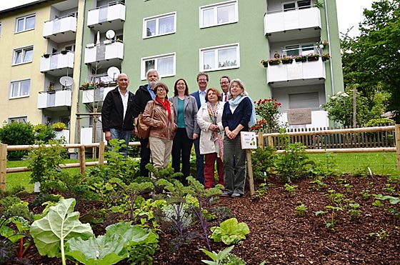 „Probier mal Marburg“ heißt es nun auch dank eines Pilotprojektes von DBM und GeWoBau auch am Richtsberg. Stadträtin und DBM-Dezernentin Dr. Kerstin Weinbach (Mitte) stellte das Projekt  mit (v. l.) Volker Paffrath (DBM), Bernd Hannemann (Ortsbeirat), Christel Gabrian-Zimmermann (Ortsbeirat), Oliver Hanneder (GeWoBau), Ortsvorsteherin Erika Lotz-Halilovic, DBM-Betriebsleiter Jürgen Wiegand sowie Pia Tana Gattinger (BSF) vor. Foto Tina Eppler  