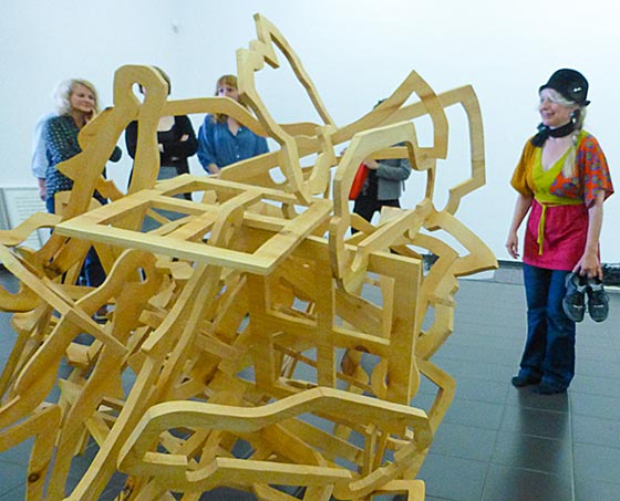 Ein Plastik aus Holzfiguren, darunter Autos, deren Konvolut Ausdruck einer Summe von Hörerlebnissen sein soll. Sernbald-Fotos von Hartwig Bambey