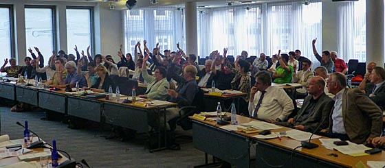 Abstimmung der Marburger Stadtverordnetenversammlung zur Untersützung der 'Barcelona Erklärung', in der gegen die Freihandelsabkommen TTIP und CETA votiert wird. Sternbald-Foto Hartwig Bambey