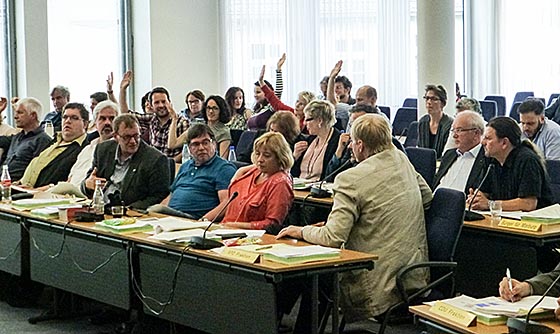 Bei den SPD-Abgeordneten kamen keine Gegenstimmen zum Abwahlantrag - aber vielsagende Geischter. Sternbald-Foto Hartwig Bambey