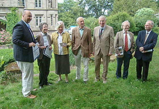 Bei der Übergabe im Schlossgarten: Oliver Pohland, Bezirksleiter Hessen-Lotto, Dr. Jutta Schuchard (Mitglied, Ortskuratorium Marburg, DSD). Anna Gräfin Schwerin, Curt Christoph Graf Schwerin, Ulrich Althaus (Ortskurator Marburg DSD), Prof. Dr. Gerhard Menk (Marburg/Gießen), Prof. Dr. Rainer Polley (Marburg) Foto Angus Fowler