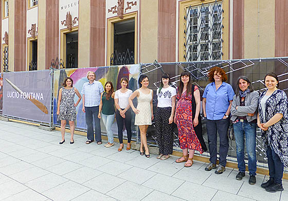 Am neuen Kunst-Zaun: Iris Rubinich, links, (Stabsstelle Fundraising und Alumni-Service), Dr. Christoph Otterbeck (Museumsdirektor) Carolin Oehmigen (Ehrenamtliche, Kampagnen-Team „Kunst braucht Raum“, Kristin Bald (Studentin Institut für Bildende Kunst), Nina Peczkowski (Ehrenamtliche, Kampagnen-Team „Kunst braucht Raum“), Nadine Wagner (Studentin Institut für Bildende Kunst), Linda Horn (Graphikerin, Institut für Bildende Kunst), Helmi Ohlhagen, Stv. Geschäftsführende Direktorin, Institut für Bildende Kunst), Prof. Susanne Neuner-Duttenhofer (Leiterin und Vertretungsprofessorin, Institut für Bildende Kunst), Katharina Wagner (Institut für Bildende Kunst). Sternbald-Foto Hartwig Bambey