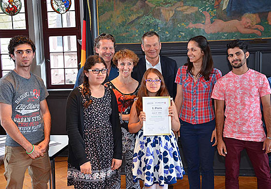 Oberbürgermeister Dr. Thomas Spies freute sich gemeinsam mit der Schirmherrin von „move it!“ und Vorsitzenden des Vereins „Vielfalt Marburg“, Nadine Bernshausen (r.), der Integrationsbeauftragten und Geschäftsführerin von „Vielfalt Marburg“ Susanne Hofmann (2. v. r.) sowie weiteren Jurymitgliedern über die starken Ideen und die hohe Resonanz beim 7. Marburger Integrationswettbewerb. Foto Tina Eppler