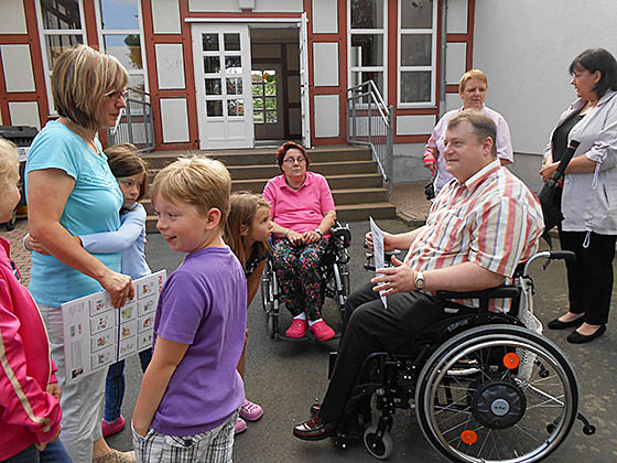 Schulleiterin Hanna Homberger, links,, Margret Wimmel (MS-Gruppe Marburg-Biedenkopf) und Bernd Gökeler (Leiter MS-Selbsthilfegruppe Marburg-Biedenkopf) bei der Scheckübergabe. Foto nn