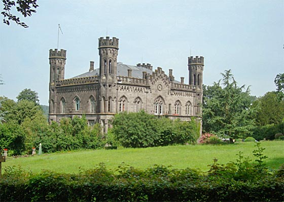 Gesamtansicht von Schloss Friedelhausen. Foto Angus Fowler