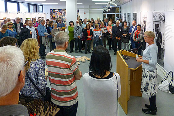 Zur Ausstellungseröffnung sprach Gießens Bürgermeisterin Gerda Weigel-Greilich ein Grußwort, bevorn die Kunsthistorikerin Dr. Susanne Ließegang in die Ausstellung einführte. Sternbald-Foto Hartwig Bambey