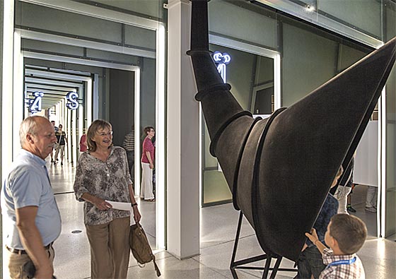 Erkunden der 'Schimpfwort-Tauschmaschine' in der GRIMMWELT. Sternbald-Foto Hartwig Bambey