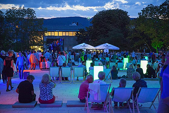 Kasseler Museumsnacht mit Sightseeing by Nightseeing vom Dach der GRIMMWELT. Sternbald- Foto Hartwigh Bambey