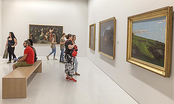 Viele BesucherInnen jüngeren Alters nutzten die Angebote der Kasseler Museumsnacht, hier in der Nueen Galerie. Sternbald-Foto Hartwig Bambey