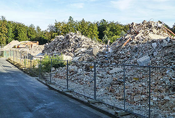 Schuttberge und Bagger, im September 2016, dort lange Zeit die Klinik sonnenblick gestanden hat. Sternbald-Foto Hartwig Bambey