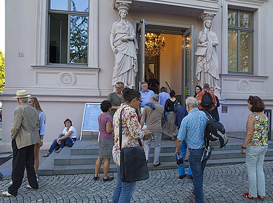 Der Eingang zum Stadtmuseum Kassel war Plakatmotiv, mit einem dafür inzenierten Foto. Während der Museumsnacht am 3. September geriet die Inszenierung zur Wirklichkeit und das im Juni wiedereröffnete Stadtmuseum der documenta Stadt Kassel war Publikumsmagnet. Sternbasld-Foto Hartwig Bambey