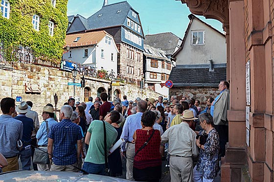 Ulrich Klein vom Institut für Bauforschung und Dokumentation informierte bis zurück ins 12. Jahrhundert über die Geschichte der Marburger Stadtbefestigung. Foto Nadja Schwarzwäller