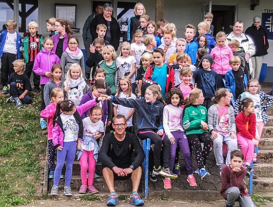 Zufrieden nach vielen Runden beim Run for Help waren die teilnehmen Grundschüler/innern aus Amönau und mit ihnen Bürgermeister Spanka. Foto nn