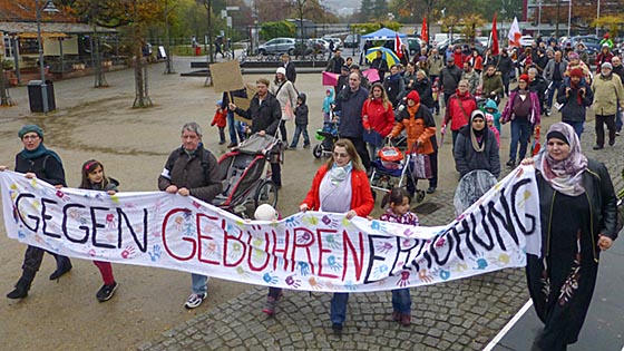 Am Elisabeth-Blochmmann-Platz startete die Demonstration gegen die Gebührenerhöhung am Samstagnachmittag. Sternbald-Foto Hartwig Bambey