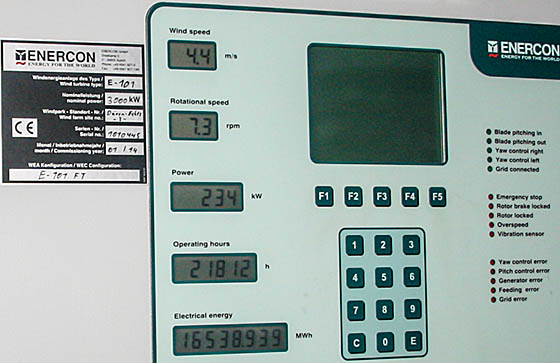 Echtzeit- Betriebsparameter auf der Anzeigetafel in einer Enercon E-101-FT, Nennleistung 3000 KW.