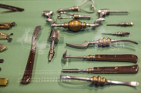 Skalpelle, Zangen und andere Werkzeuge und Gerätschaften wurden eingesetzt, um Untersuchhungen zum Scheintod zu bewerkstelligen. sternbald-Foto Hartwig Bambey