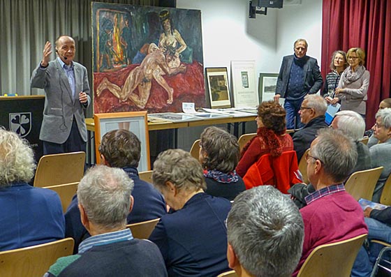 Die Aussicht ein Kunstwerk zum günstigen Preis ersteigern zu können hatte zahlreiche Kunstinteressierte am 10. November in das Gemeinschafthaus Sichertshausen gebracht. Sternbald-Foto Hartwig Bambey