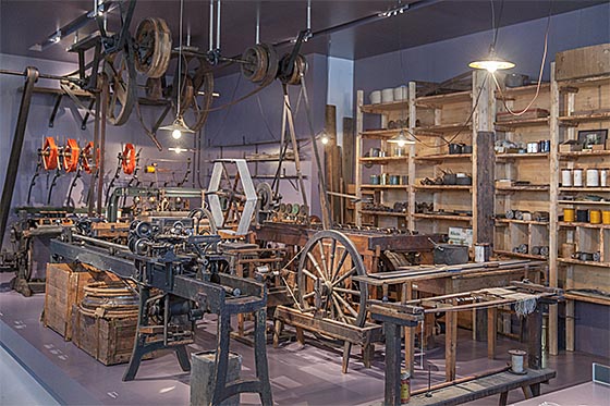 Es dauerte lange Zeit bis der mühevollen Handarbeit für die Stoff-Kleidungsherstellung, etwa bei Spinnen und Weben, mit der Mechanisierung eine Erleichterung und größere Poduktiviät zuteil wurde. ein Ausstellungsraum zeigt Aspekte dieser Entwicklung. Sternbald-Foto Hartwig Bambey