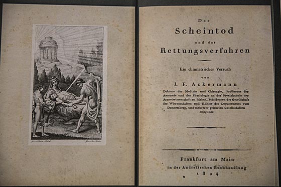 Zahlreiche Bücher wurden zum Thema Scheintod veröffentlicht und finden sich in Faksimile-darstellung in der Sonderausstellung. Sternbald-Foto Hartwig Bambey