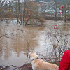 Hochwasser durchströmt die Lahnstadt Marburg