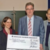 Oberbürgermeister überreicht Spendenscheck für Mitmachlabor Chemikum