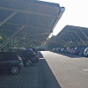 Strom und Schatten auf dem Behördenparkplatz