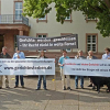 Transparente zum Gerichtesterben vor dem Staatsarchiv