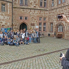 Stadtrundgang, Kulisse Rathaus Marburg mit Gruppenfoto zweihändig