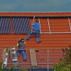 Energiewende vor Ort: Montage von Solarthermie-Anlage