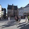 Viele Leute werfen lange Schatten auf das Pflaster