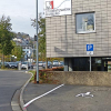 Öffentlicher Behindertenparkplatz vor der Mensa