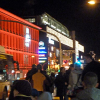 Busse fahren, Lichter leuchten, Menschen strömen und füllen die Kassen
