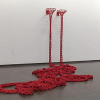 Knotenhäkelmützenträger mit Eigenwille – Gisela Kleinlein im Marburger Kunstverein