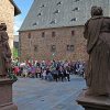 Sommerlicher Kaffee-Klatsch und Theater auf dem Firmaneiplatz