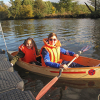 Kinder der Herbstferien-Werkstatt bauen ein kleines Boot