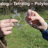 „Dialog – Tetralog – Polylog“ vom Kunstkurs gestaltete interaktive Ausstellung im Kunstmuseum Marburg