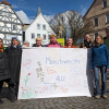 Vielfalt und Menschlichkeit: Pop-up-Ausstellung „Parcours der Menschenrechte“ von Arbeit und Bildung auf dem Treysaer Marktplatz