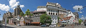 Panorama mit Alter Unversitität und hochaufragenden Gebäuden am Altstadtberg von Marburg