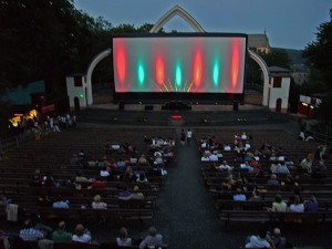 Freilichtbühne mit Riesenleinwand